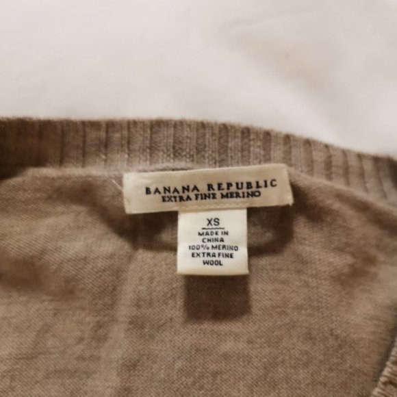 Banana Republic 100% merino wool V-neck sweater - Picture 2 of 5